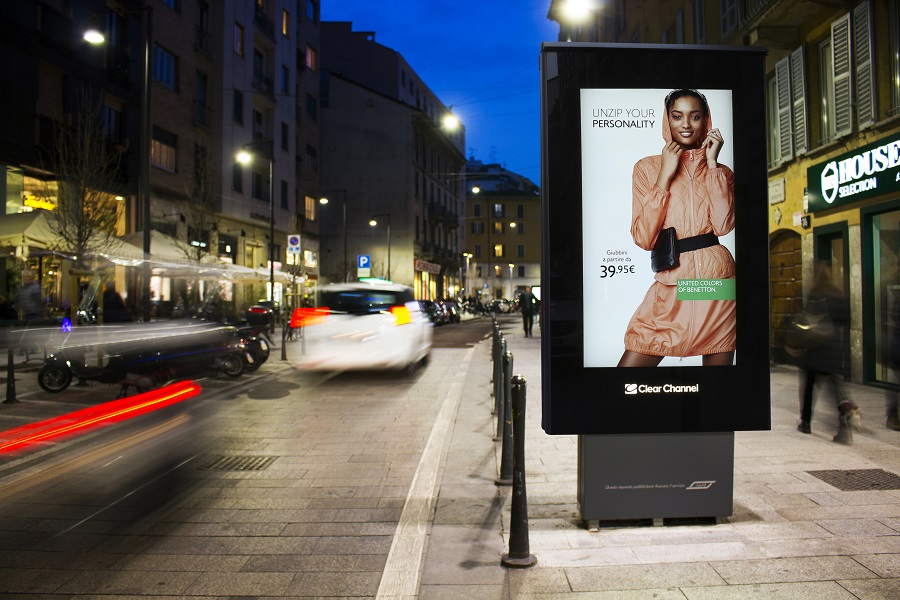 Digital totem and fashion advertising